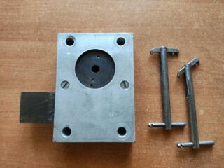 Гаражный замок внутренний с двумя ключами.