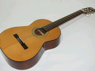 Продам гитару классическую