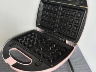 Продам, отлично работающая вафельница цена 270 р.