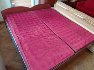 Спальня кровати с подъемным механизмом две прикроватные тумбочки трюмо