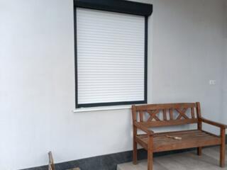 Гаражные ворота ролеты на окнах жалюзи.