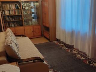 Сдам двухкомнатную квартиру в центре.