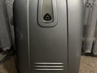 Продам чемоданы