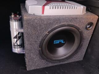 Продам в машину сабвуфер и усилитель