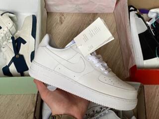 Продам новые Nike Air Force White