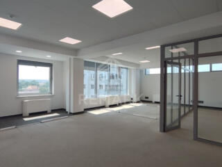 Oficiu open-space în inima capitalei, la intrarea în Parcul Central! .