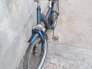 Продам велосипед срочно. 20 колеса. на возраст. 7.12 лет. 400.р. на. ходу.