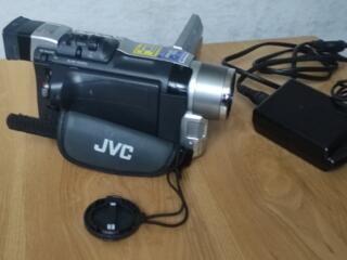 Видеокамера JVC+зарядка+кассеты, комплект документов.... Пр-ва Япония.