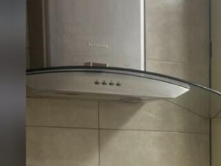 Вытяжка в хорошем состоянии. Большой стеклянный купол. СРОЧНАЯ ЦЕНА