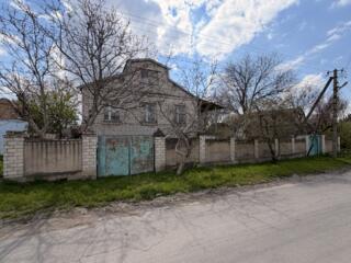 Продаж двоповерхового будинку