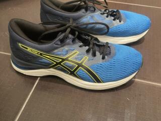 Кроссовки ASICS б/у Германия хорошее состониет