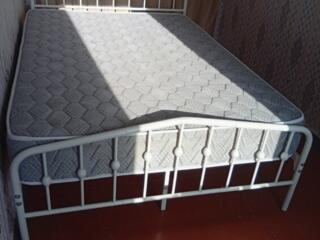 Спальная кровать с матрасом