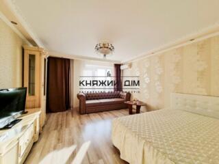 Відмінна 2 кімнатна роздільна квартира по вул. Антоновича 102, метро .