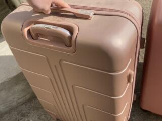 Продам почти новые чемоданы пользовались один раз все по 400 р