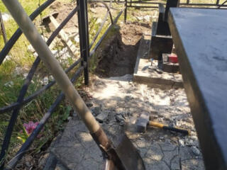 Мы - выравниваем памятники и надгробия на кладбищах.