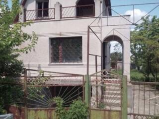 Продам 2-х этажный дом в Кошарах подземный гараж, отопление печное. ..