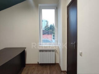 Chirie clădire de oficii cu  locuri de parcare în Centru! Clădirea ...