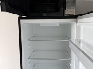 Холодильник и микроволновка.