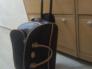 Сумка для путешествий с выдвижной ручкой.