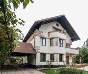 Se dă în chirie casă în sec. Centru, cu o amplasare foarte bună pe ...