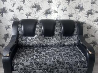 Диван, состояние обивки среднее (требуется ремонт)