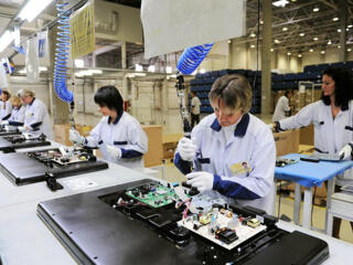 Работа на заводе по сборке телевизоров и мониторов. Зарплата 1000 евро