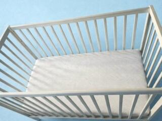 Детская кроватка новая с функцией качания, плюс матрас Sensillo.