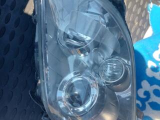 Левая фара на Тойота авенсис