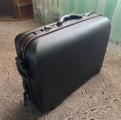 Продам чемодан с ручкой на колесиках