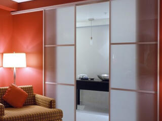 Изготовим двери-купе в нишу, гардеробные, межкомнатные перегородки.