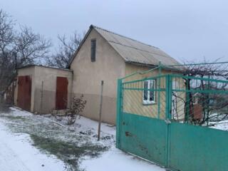 Продами крепкий зимний дом-дачу в Протопоповке. Две комнаты и кухня. .