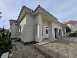Продам отдельно стоящий одноэтажный дом 300 кв. м., ж/м Дружный.