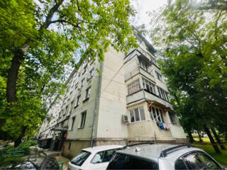 Parc! Sec. Riscani, str. Florilor. 2 camere + Living. Reparatie Medie!