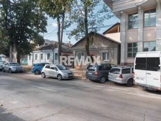 Teren pentru construcții 6.73 ari cu 2 construcții Centru, Chișinău