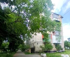 ЦЕНТР возле лицея 2-к квартира 5/5 41,5/26/5,8 балкон 1,7