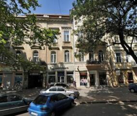 Трех комнатная квартира в историческом центре.