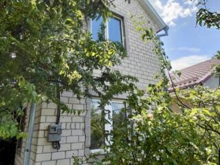 Продам два будинки в одному дворі