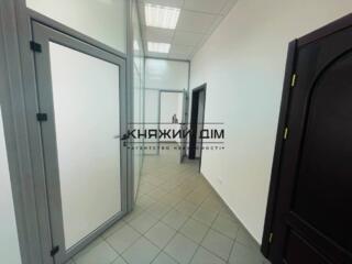 Пропонується в оренду фасадне приміщення 90кв.м за адресою вул. ...