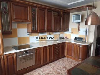Продаж 3-кімнатної квартири в Святошинському районі, проспект ...