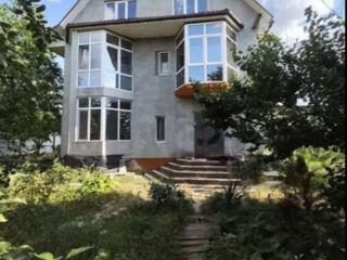 На Ленпоселку 3Х ПОВЕРХОВИЙ БУДИНОК