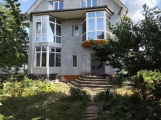Продам трехэтажный дом 280 кв. м., Ленпоселок.