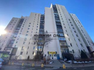 Продається трикімнатна квартира за адресою Дніпровська набережна, 13, 