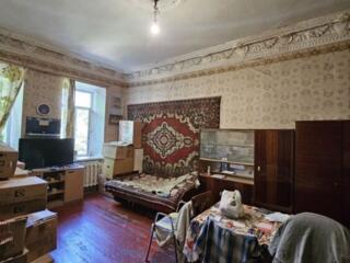 Двухкомнатная квартира на среднем этаже в Историческом  центре.