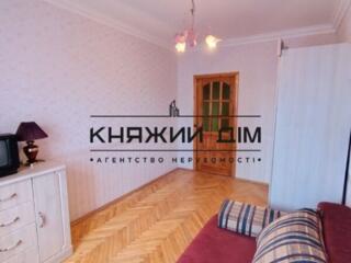 Квартира розташована в житловому фонді 80-90-х років. Будинок має ...