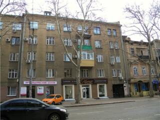 Продам 3-комнатную сталинку, центр, Ришельевская / Успенская, балкон .