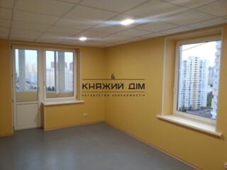Офіс закритого типу вул. Драгоманова, 1а. 120 м. кв. Оупен спейс. За .