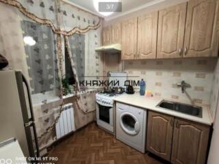 Пропонується в оренду повноцінна 2 к. кв. в центрі міста. За адресою: 
