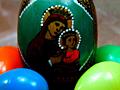 Деревянное пасхальное яйцо с изображением иконы (писанка).