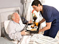 Мужчина предлагает услуги по уходу за пожилыми