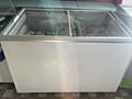 Продам две витрины и один морозильный ларь